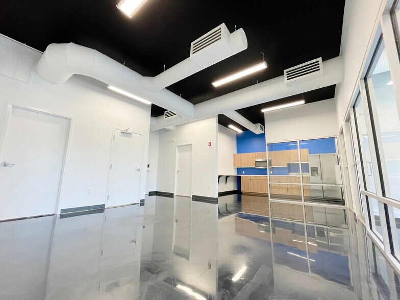 More Photos Of 1110 Pine Ridge Rd, Naples Office For Lease