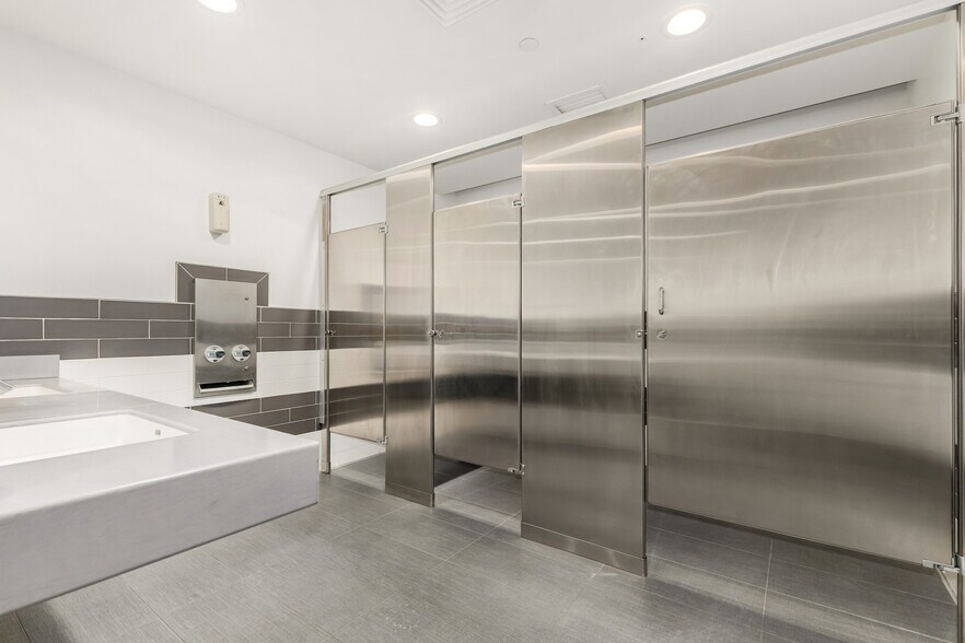 More Photos Of 450 N 54th St, Chandler Distribution For Lease