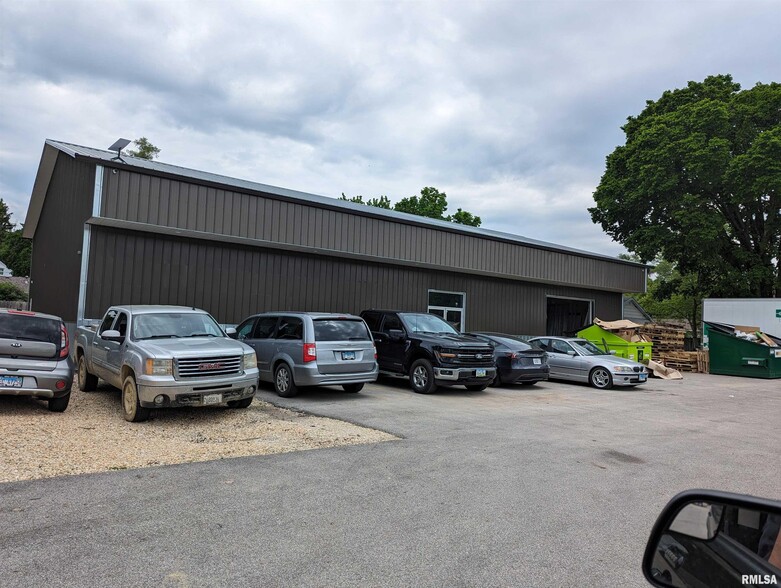 Primary Photo Of 2527 W Farmington Rd, West Peoria Showroom For Lease