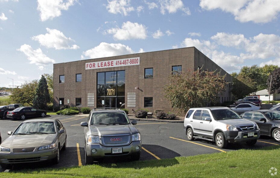 More Photos Of 7071 S 13th St, Oak Creek Office For Lease