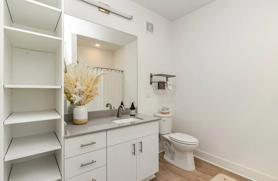 More Photos Of 501 S Capitol Ave, Lansing Office For Sale