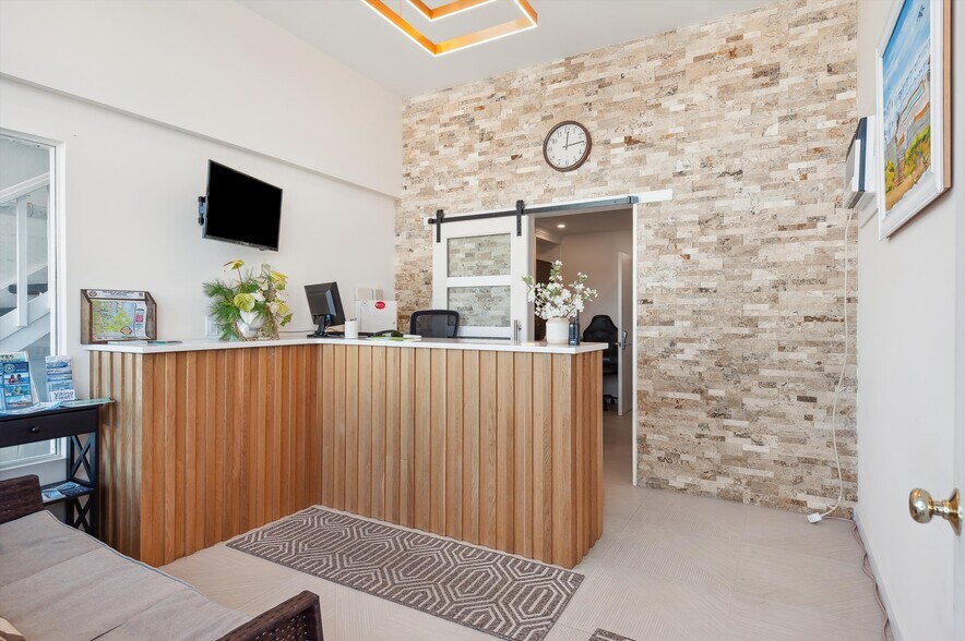More Photos Of 84 S Emerson Ave, Montauk Hotel For Sale