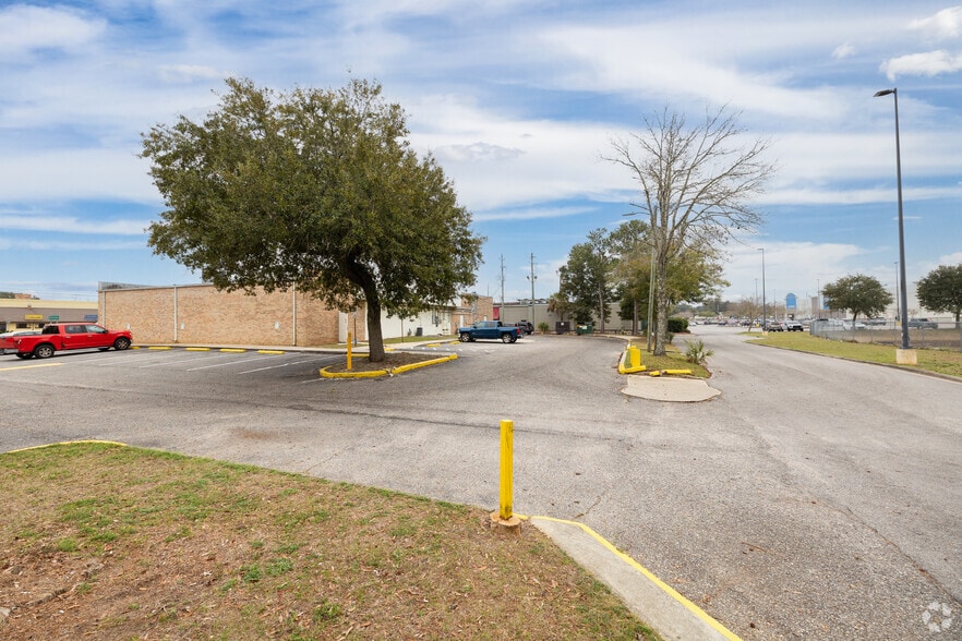 More Photos Of 503 N Navy Blvd, Pensacola General Retail For Lease