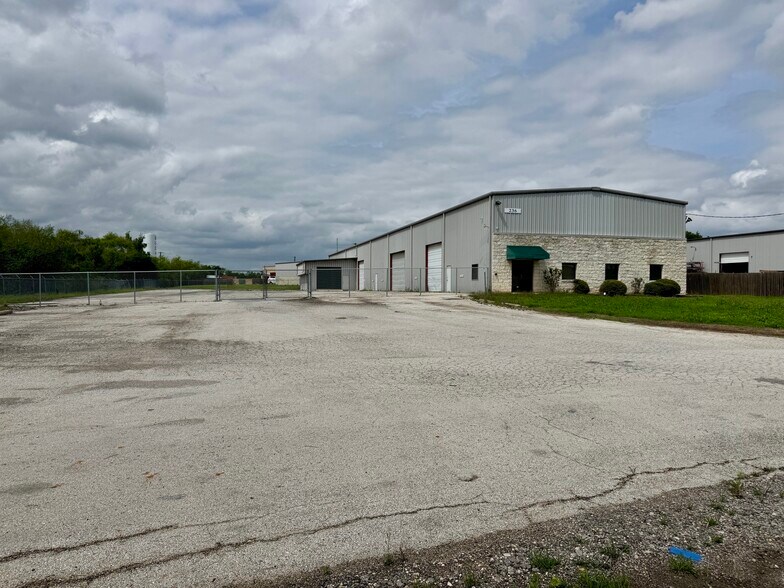 More Photos Of 236 Trademark Dr, Buda Warehouse For Lease
