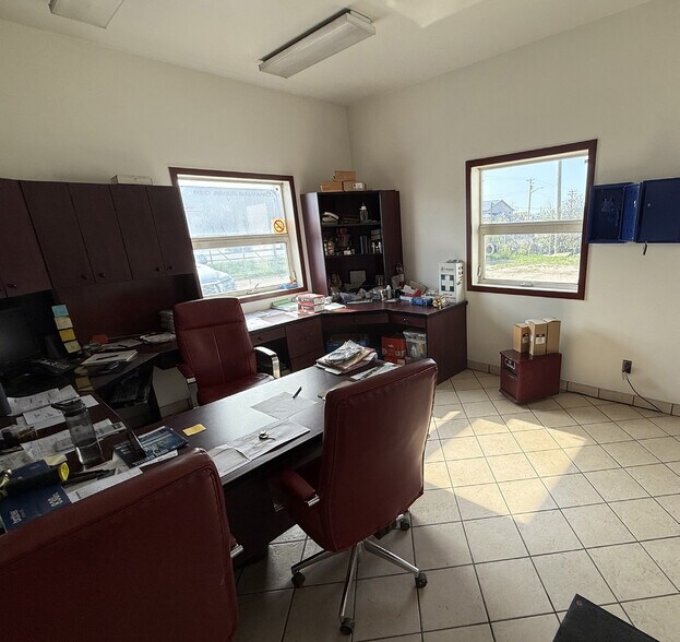 More Photos Of 1065 Oxford St, Sunnyside Industrial For Sale