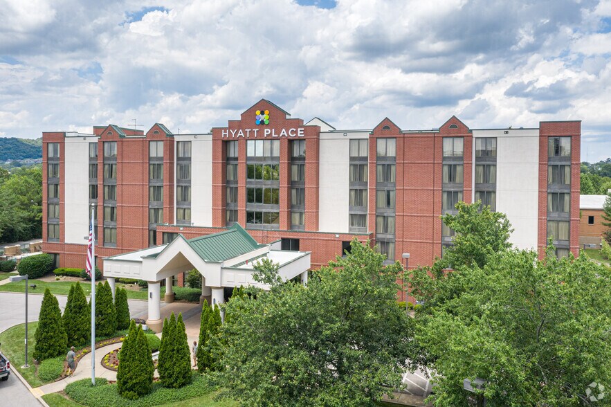 Primary Photo Of 650 Bakers Bridge Ave, Franklin Hotel For Sale