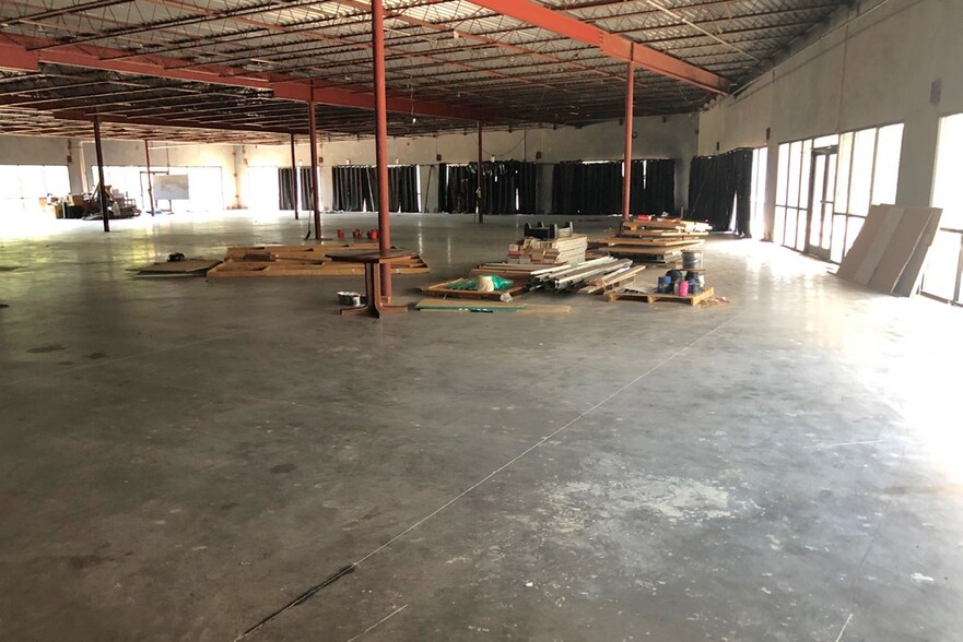 More Photos Of 3033 W Royal Ln, Irving Showroom For Sale