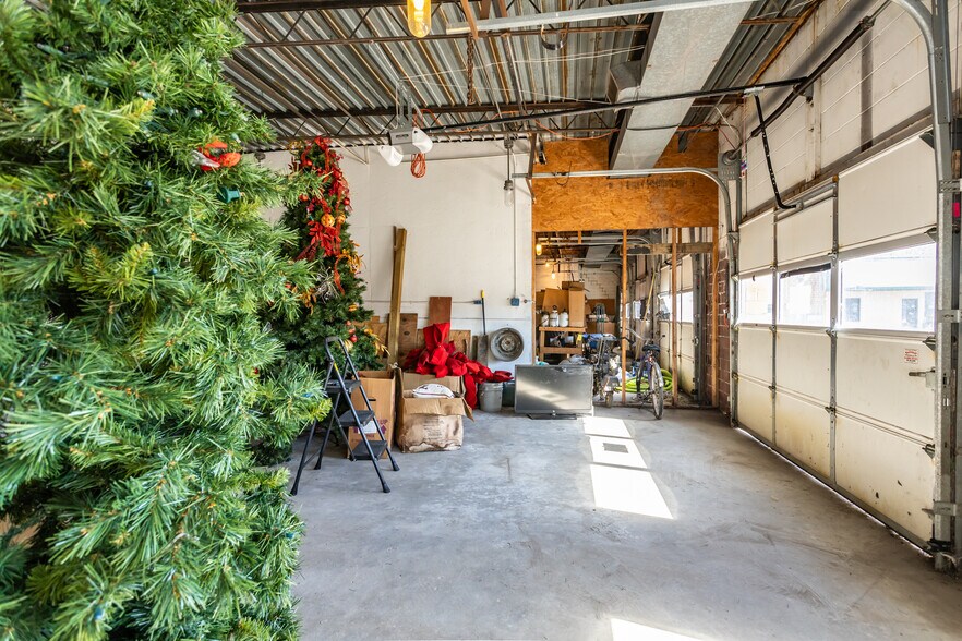 More Photos Of 2726 E Broadway, Alton Flex For Sale