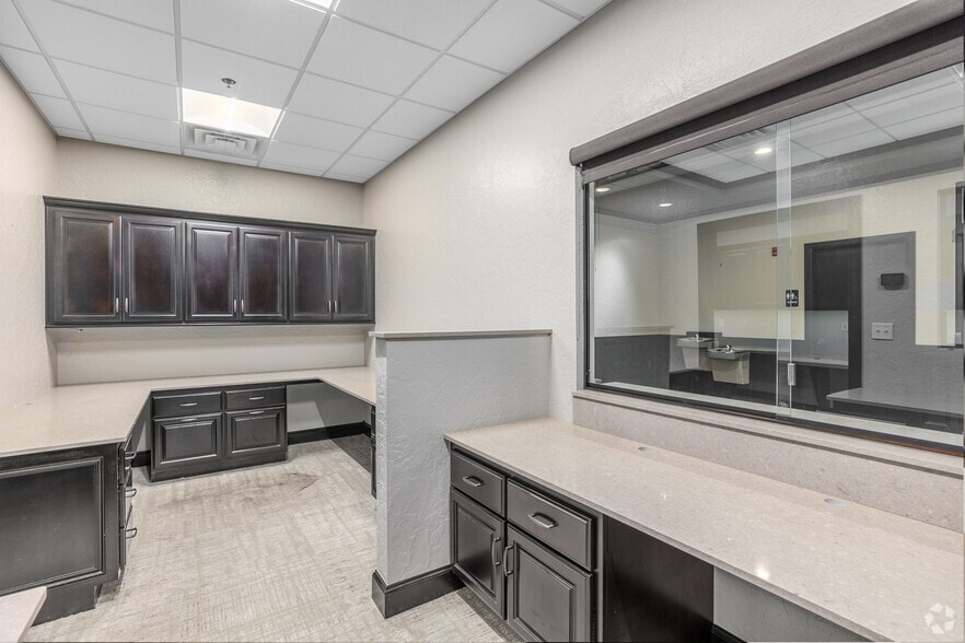 More Photos Of 3151 W Tecumseh Rd, Norman Medical For Lease