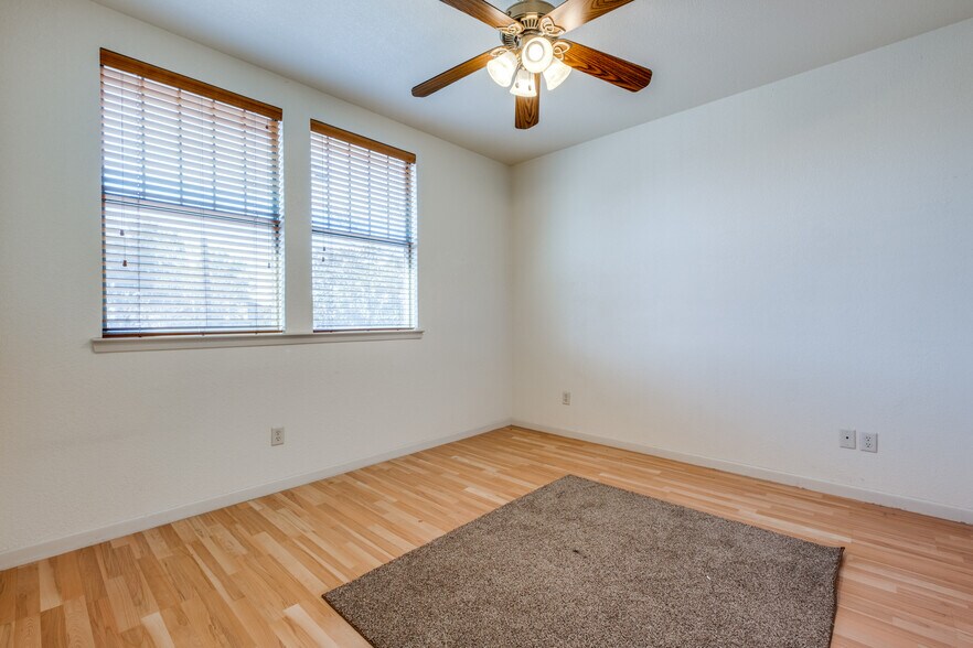 More Photos Of 2002 Moser Ave, Dallas Land For Sale