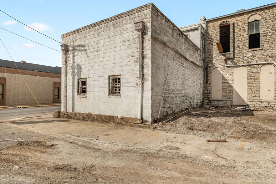 More Photos Of 104 E College St, Stephenville General Retail For Sale