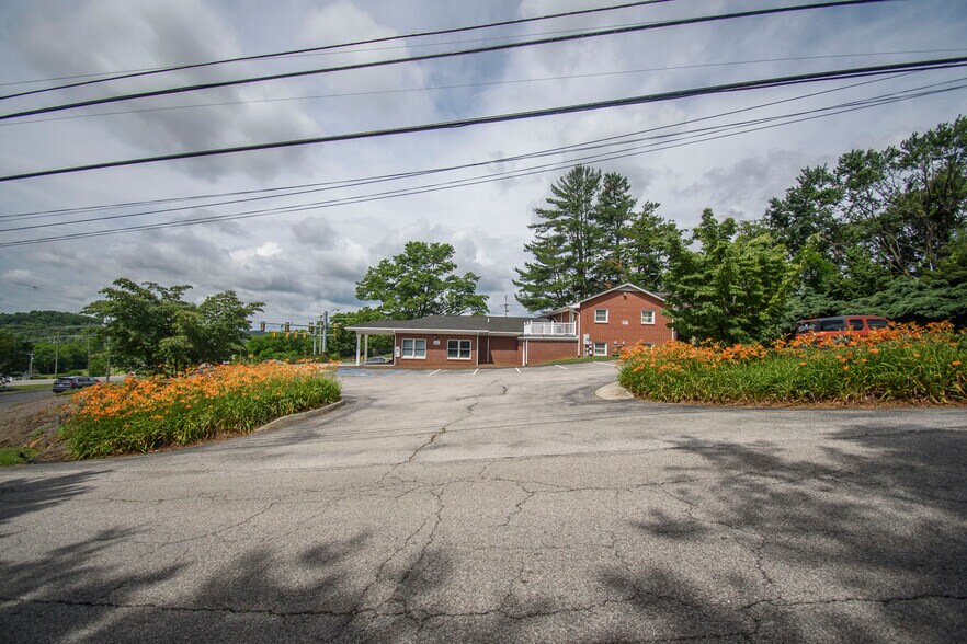 More Photos Of 1201 Elm St, Christiansburg Office For Sale
