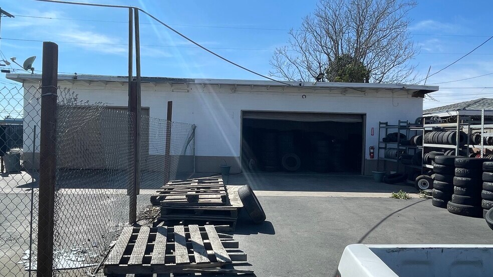 More Photos Of 1060 E 6th St, Beaumont Auto Repair For Sale