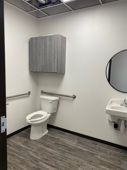 More Photos Of 8409 SW 23rd Pl, Oklahoma City Warehouse For Lease