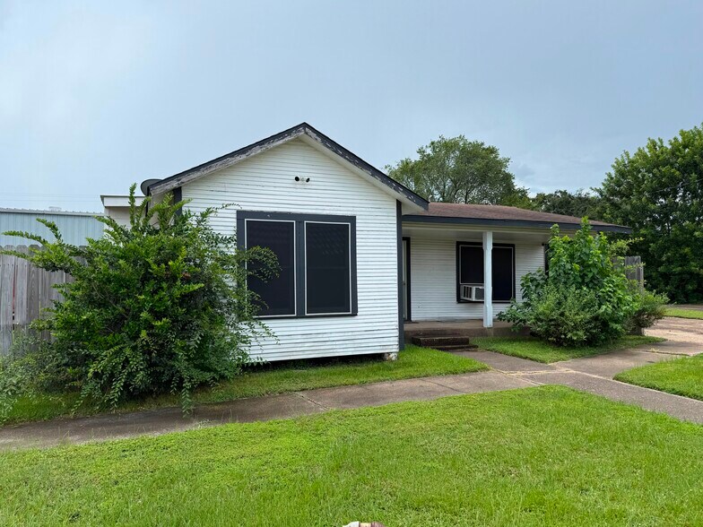 More Photos Of 114 W 2nd St, Deer Park Flex For Lease