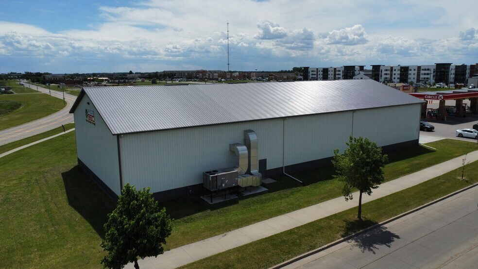 More Photos Of 1155 40th Ave S, Grand Forks Sports And Entertainment For Sale