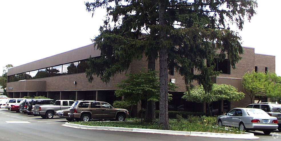 Primary Photo Of 50 W Big Beaver Rd, Bloomfield Hills Medical For Lease