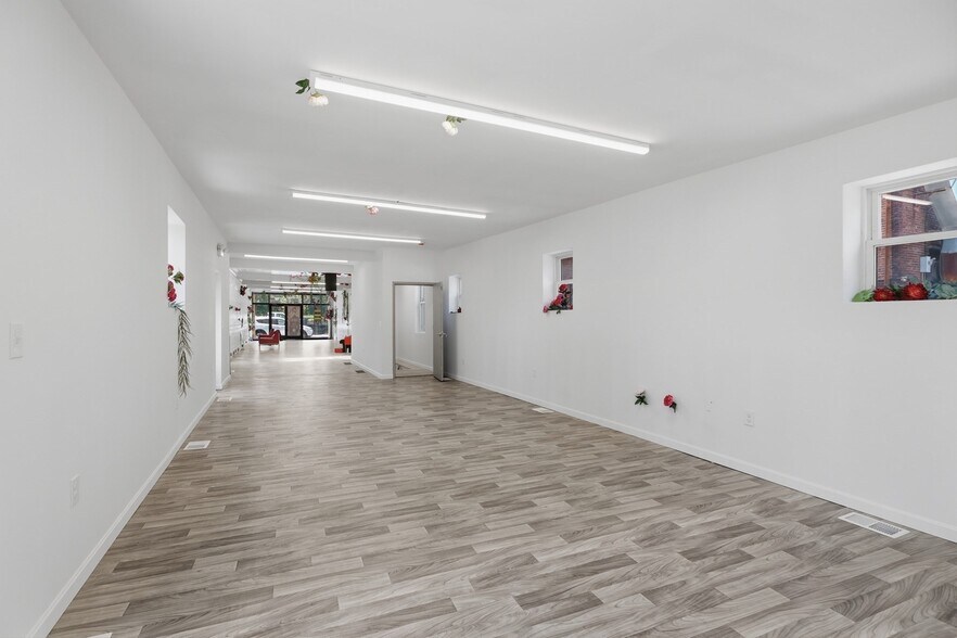 More Photos Of 649 Main St, Waltham Storefront For Sale