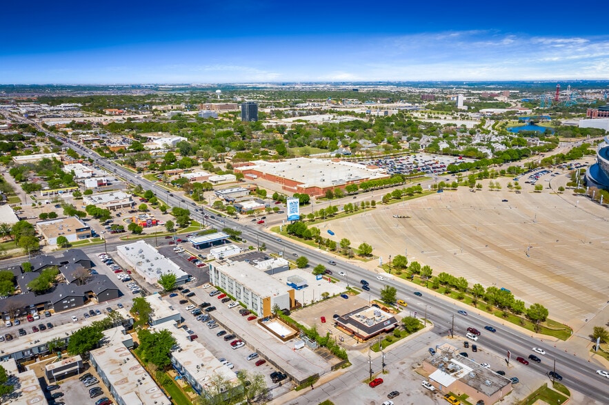 More Photos Of 908 N Collins St, Arlington Auto Dealership For Sale