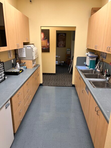 More Photos Of 8867 W Flamingo Rd, Las Vegas Office For Sale