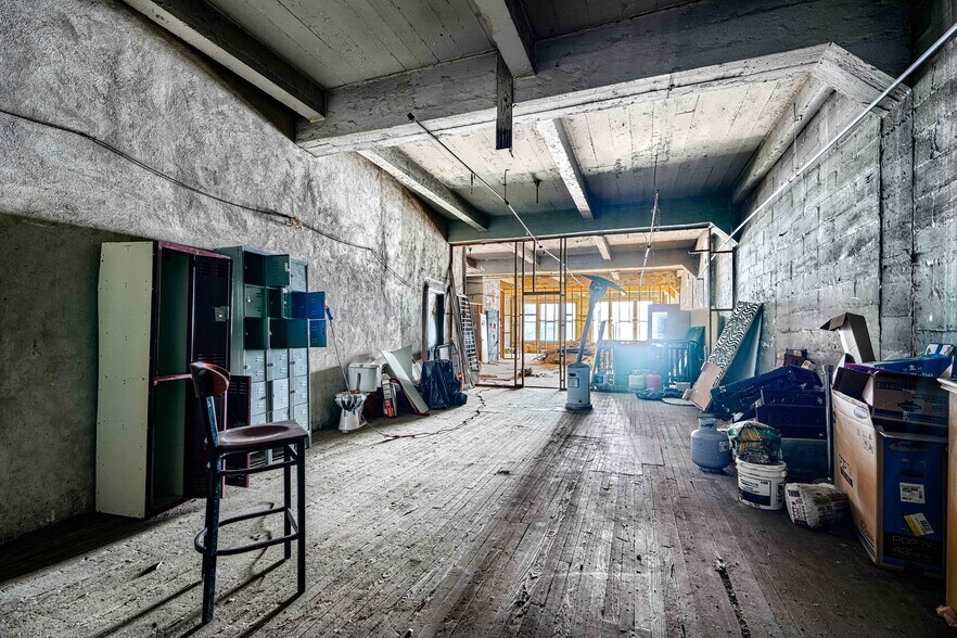 More Photos Of 414-416 E Baltimore St, Baltimore Bar For Sale