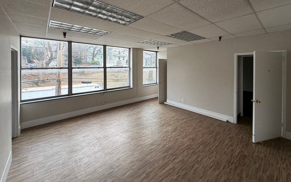 More Photos Of 150 N Macquesten Pky, Mount Vernon Warehouse For Lease