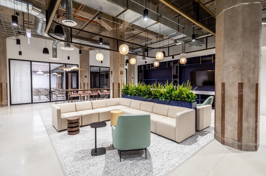 More Photos Of 600 W Chicago Ave, Chicago Office For Lease