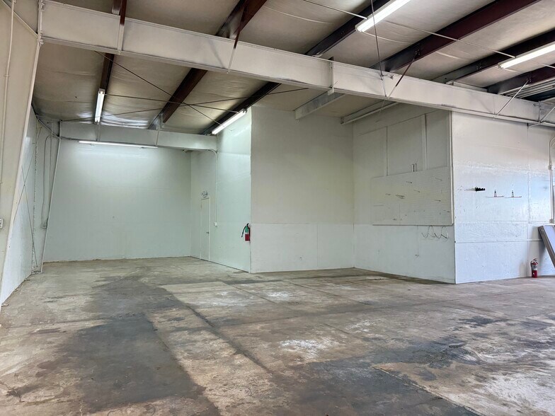 More Photos Of 413 N Walnut Ave, Broken Arrow Warehouse For Lease