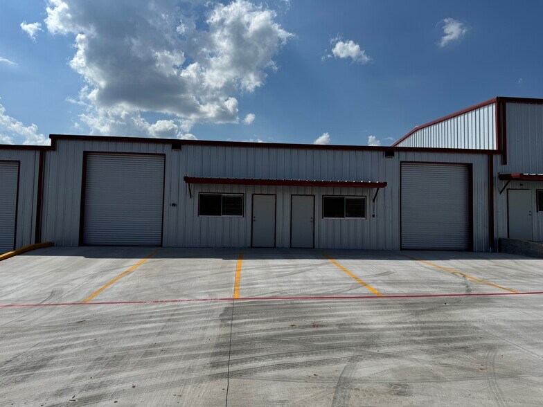 More Photos Of 398 Eagle Bluff Rd, Spicewood Warehouse For Lease