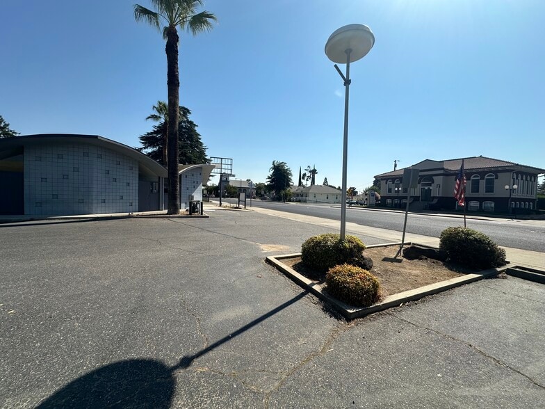 More Photos Of 316 W F St, Oakdale Storefront Retail Office For Lease