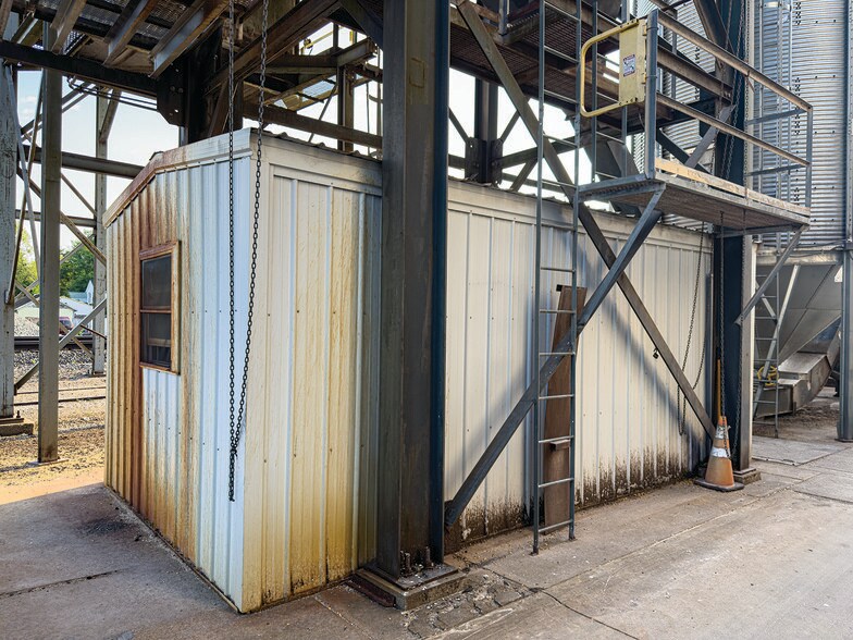More Photos Of 3154 Depot st, Wawaka Office For Sale
