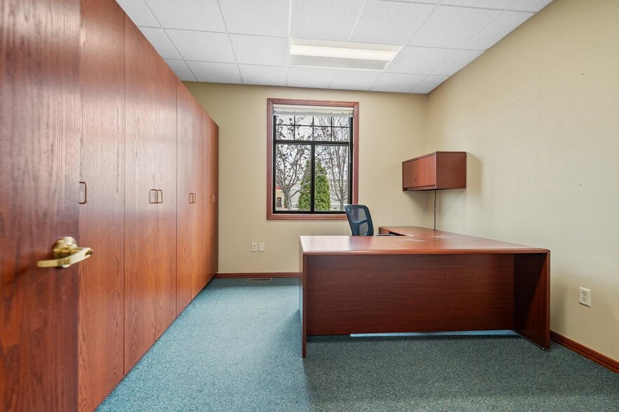 More Photos Of 2521 Steffens Ct, Green Bay Bank For Sale