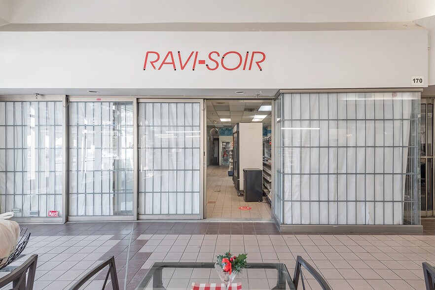 More Photos Of 740 Boul de la Côte-Vertu, Montréal Freestanding For Lease