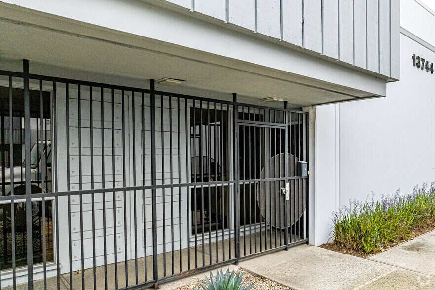 More Photos Of 13744 Milroy Pl, Santa Fe Springs Warehouse For Lease