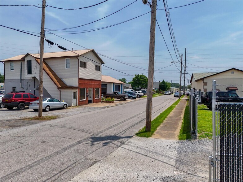 More Photos Of 722-726 Roanoke St, Salem Research And Development For Sale