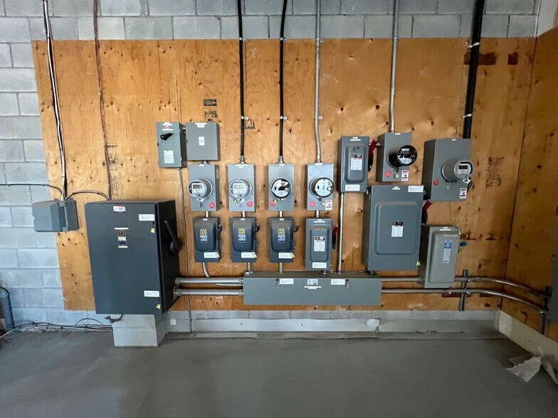 More Photos Of 1300-1360 Rue Louis-Marchand, Beloeil Warehouse For Lease