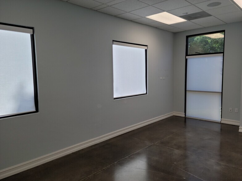 More Photos Of 2805 S Horseshoe Dr, Naples Showroom For Lease