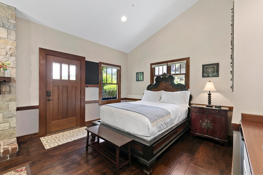 More Photos Of 3500 Saint Albans Rd, Saint Albans Hotel For Sale