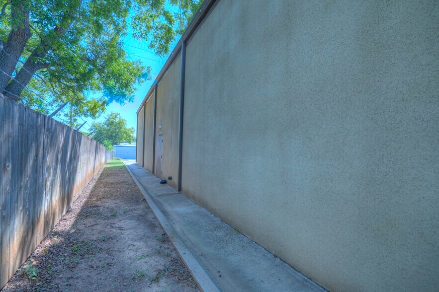 More Photos Of 2620 Carson St, Haltom City Light Distribution For Lease