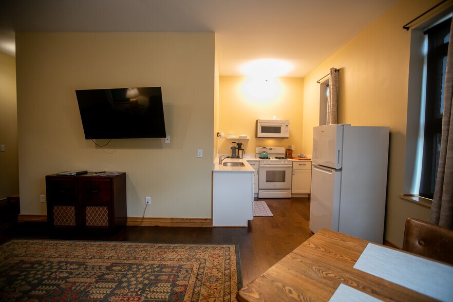 More Photos Of 201 N Main St, Elkader Flex For Sale