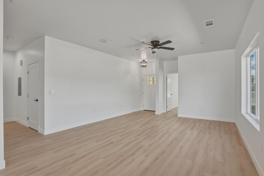 More Photos Of 1646 Clinton St, Delano Multifamily For Sale