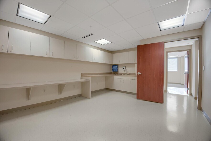 More Photos Of 21 Laurel Ave, Cornwall Medical For Lease