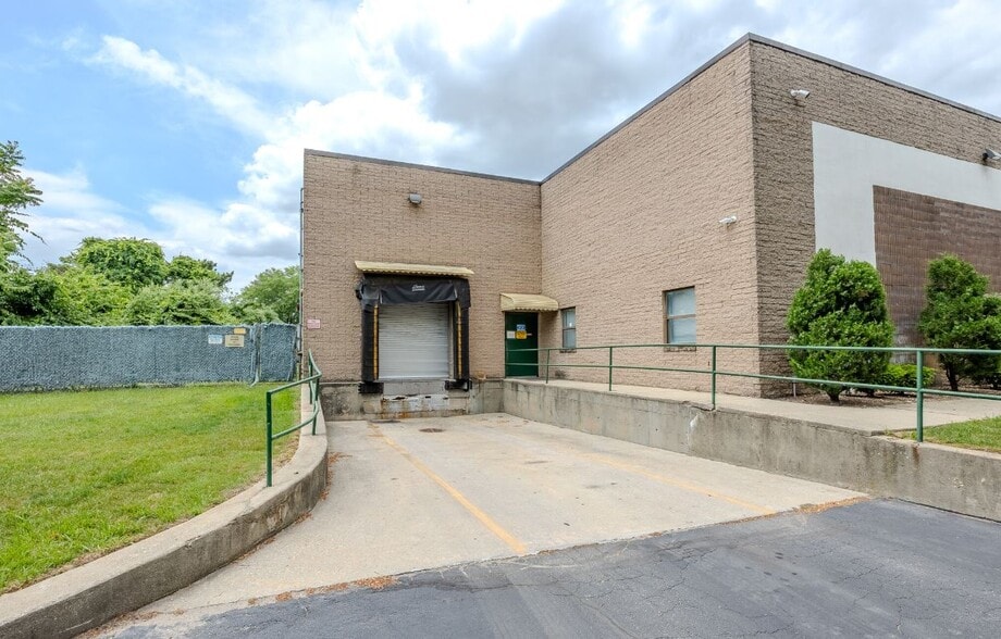 More Photos Of 60-70 Cleveland Ave, Bay Shore Warehouse For Lease