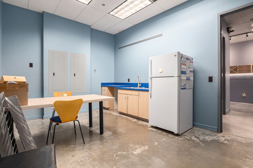 More Photos Of 5075 Leetsdale Dr, Denver Unknown For Lease