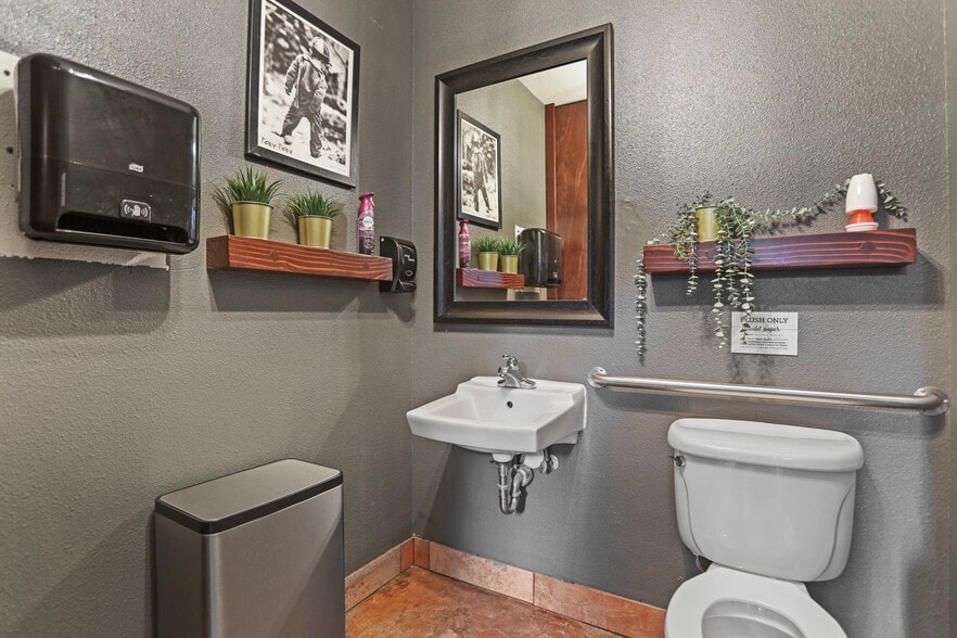 More Photos Of 31815 E Historic Columbia RI Hwy, Troutdale Convenience Store For Sale