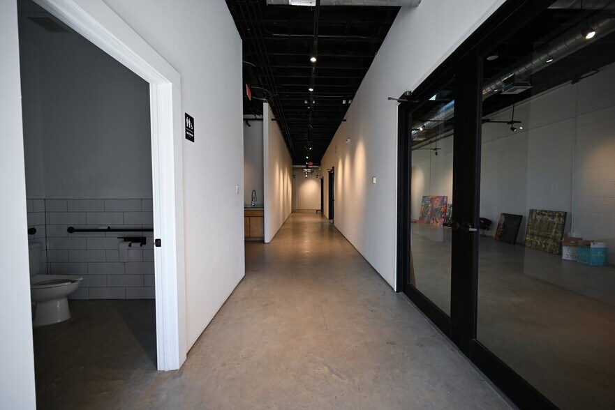 More Photos Of 1919 N Main St, Houston Storefront Retail Office For Lease