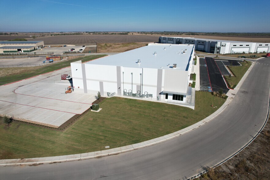 More Photos Of 2605 Dewitt St, Lockhart Distribution For Lease