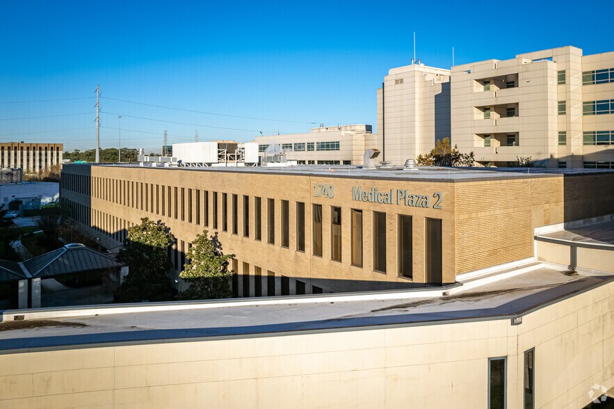 More Photos Of 1740 W 27th St, Houston Medical For Lease