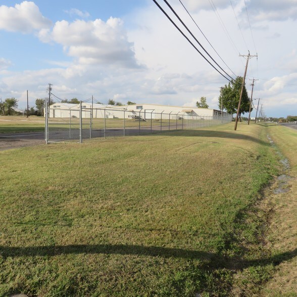 More Photos Of 2525 N Center St, Bonham Manufacturing For Lease