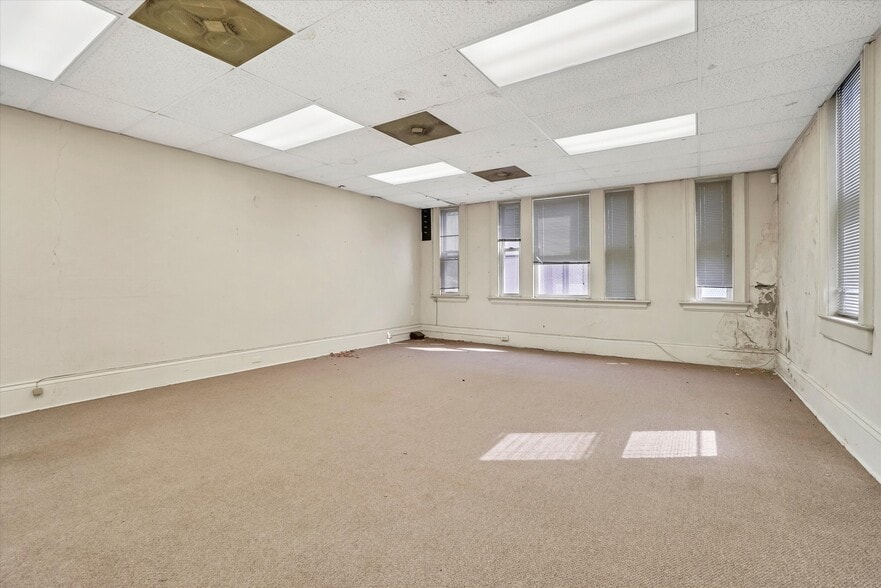 More Photos Of 24 John St, Middletown Office Residential For Sale